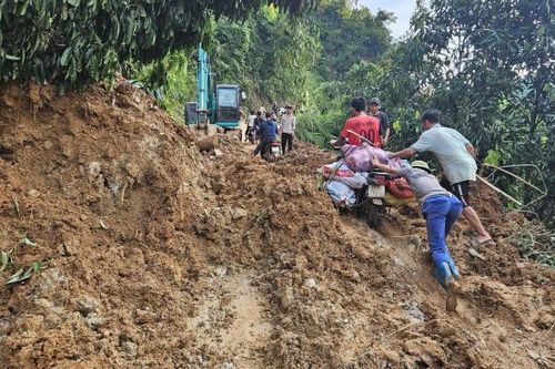 Yên Bái: Sau mưa lũ, đường vào thôn Bản Tát càng đi, càng xa