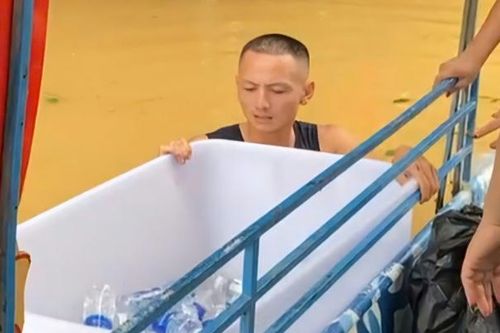 Những người hùng thầm lặng 'tiếp sức' cho người dân vùng ngập lụt