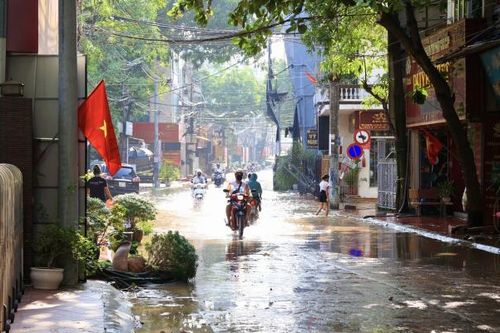 Người dân làng gốm Bát Tràng bị ảnh hưởng thế nào sau trận ngập lụt?