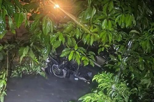 Bình Dương: Một người phụ nữ bị cuốn xuống suối cùng chiếc xe ô tô trong cơn mưa lớn