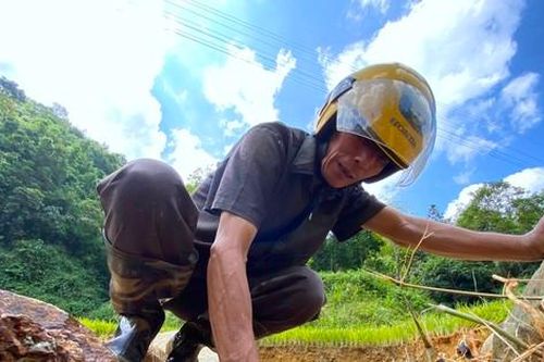Người thân lội dọc suối, bới đất đá tìm nạn nhân vụ sạt lở ở Cao Bằng
