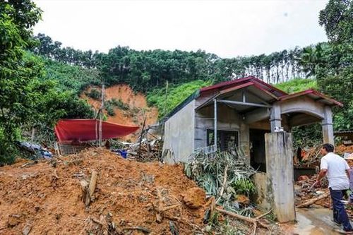 Ám ảnh một gia đình bị vùi trong bùn đất