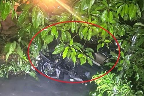 Mưa lớn cuốn trôi ô tô bán tải đang chạy trên đường, nữ tài xế tử vong