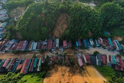 'Ớn lạnh' những ngôi nhà cheo leo dưới chân núi lở