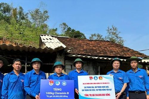 Trung ương Đoàn tặng quà người dân vùng lũ Lạng Sơn