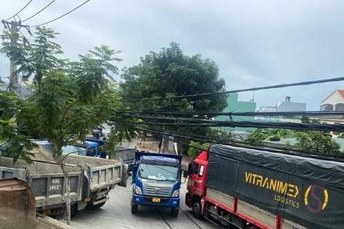Đà Nẵng xe ùn ùn xếp hàng chờ vào mỏ 'ăn đá', người dân bí đường đi