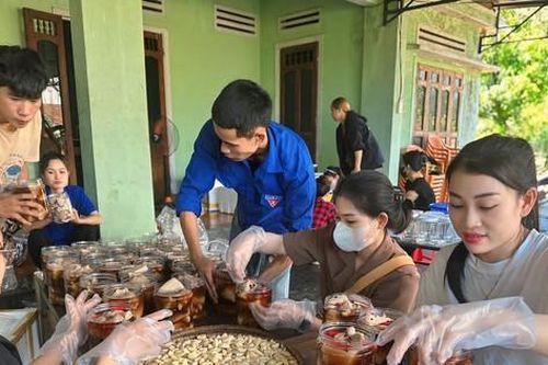 Bạn trẻ xuyên đêm làm thịt muối, gom rau củ nước uống gửi đồng bào bị thiên tai