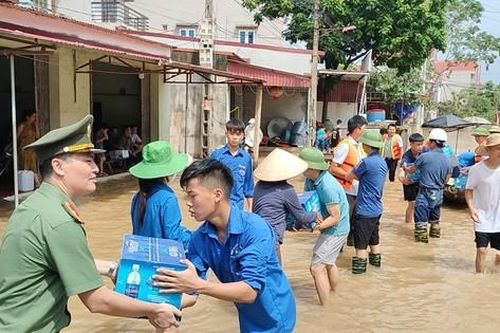 'Áo xanh' Bắc Giang tiếp sức người dân vùng lũ