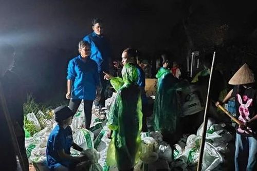 Tuổi trẻ Hải Phòng ngày đêm đắp đê ngăn lũ