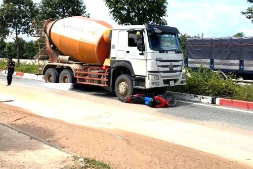 Xe bồn va chạm với xe máy, hai sinh viên thương vong