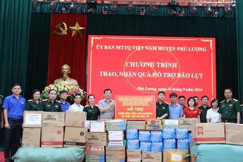 Thanh niên Quân đội chung tay giúp người dân vùng lũ