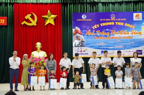 'Ánh trăng nơi đầu sóng' trao tặng hơn 2.000 suất quà cho các cháu thiếu nhi
