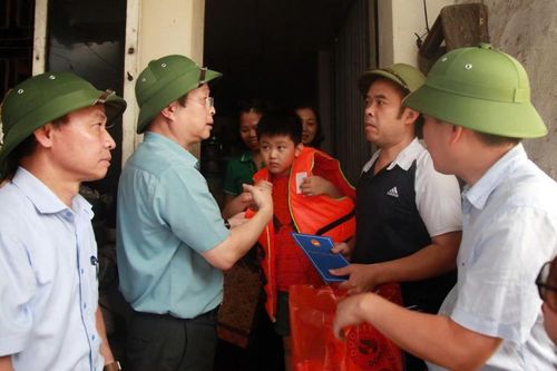 Học sinh ở Hà Nội ăn, ngủ tại trường tránh ngập lụt