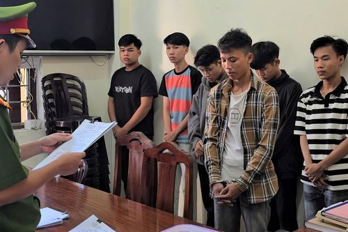 20 thanh niên giải quyết mâu thuẫn trên Facebook bằng hung khí