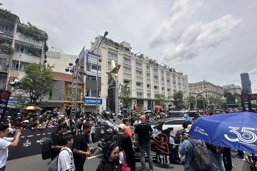 Người dân TP.HCM đổ xô đi xem siêu xe của các tỷ phú thế giới