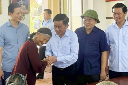 Chủ nhiệm Ủy ban Kiểm tra Trung ương thăm, động viên người dân vùng lũ Bắc Ninh