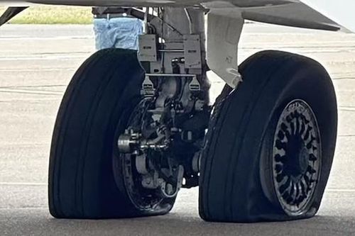 Máy bay phanh gấp tới nổ lốp để tránh 'thảm họa' kinh hoàng