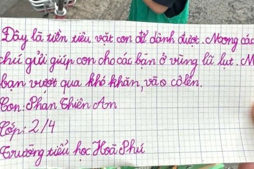 Bé gái lớp 2 mang xấp tiền lẻ ủng hộ vùng bão lũ cùng lời nhắn cảm động