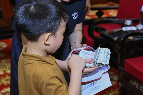 Cọc tiền lẻ, bức thư của nhà hảo tâm 'nhí' và 1.001 tỷ đồng gửi đồng bào
