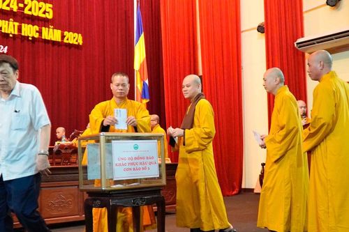 Học viện không nhận hoa ngày khai giảng, dùng tiền ủng hộ vùng bị bão lũ