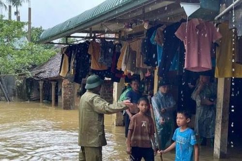 Làm gì để giúp trẻ tránh tổn thương tâm lý sau lũ lụt?
