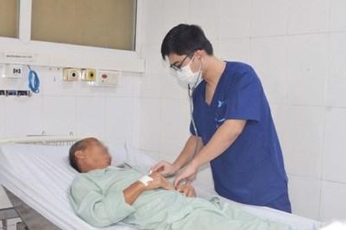 Ngộ độc vì uống nhầm nước lau sàn đựng trong chai nước ngọt