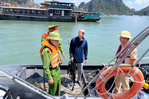 Bắt giữ 4 tàu khai thác thủy sản trái phép tại Vân Đồn