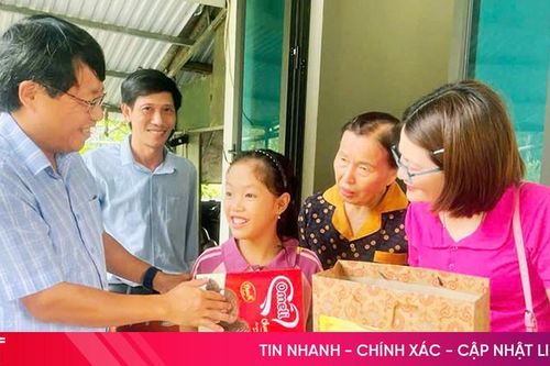 Tặng quà Trung thu cho trẻ em khuyết tật ở TP Hà Tĩnh