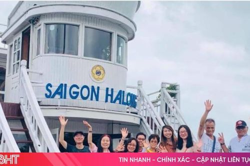 Vịnh Hạ Long đón khách trở lại sau bão Yagi