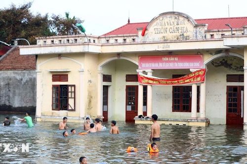Hà Nội: Sân nhà văn hóa xã Cấn Hữu ngập sâu, trở thành 'bể bơi' cho trẻ nhỏ