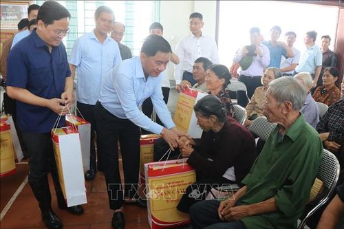 Đồng chí Trần Cẩm Tú thăm, động viên, tặng quà nhân dân vùng lũ tại Bắc Ninh