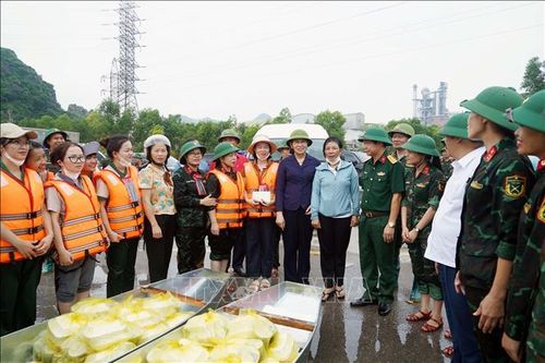 'Bếp ăn 0 đồng' gửi yêu thương đến bà con vùng lũ lụt