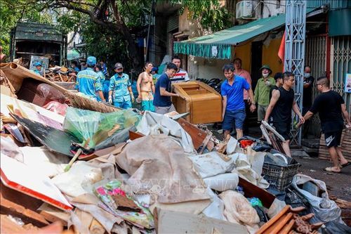 Phường Chương Dương (Hà Nội) tổng lực dọn vệ sinh sau khi nước rút