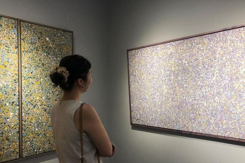 Triển lãm 'Hòa âm mùa Thu' truyền năng lượng tích cực và chia sẻ với phụ nữ bị bạo lực