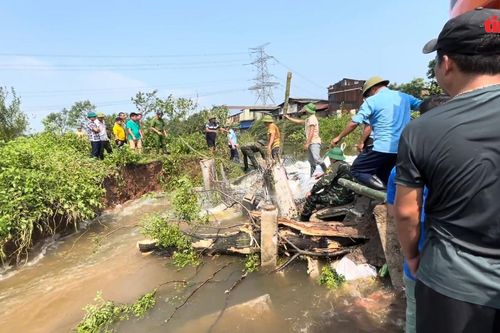 Vá điểm vỡ bờ hữu sông Ngũ Huyện Khê