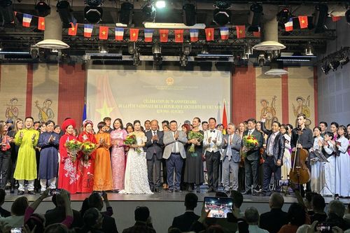 Việt Nam và Pháp nâng cốc chúc mừng mối quan hệ hữu nghị bền chặt