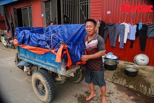 'Người vận chuyển nước sinh hoạt' miễn phí cho bà con vùng ngập lụt