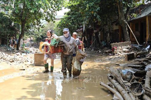Hai tuyến phố chính ở thành phố Yên Bái vẫn ngập trong bùn lầy