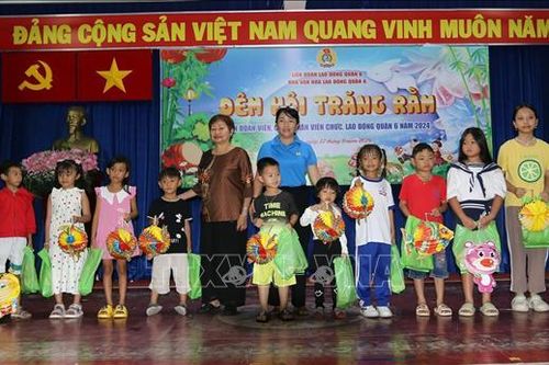 Trung thu ấm áp đến với con em công nhân lao động nghèo