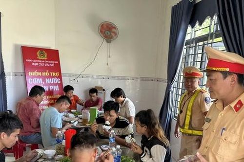 Chở hàng cứu trợ đồng bào bão lũ, tài xế được CSGT Quảng Ngãi mời cơm, nước miễn phí