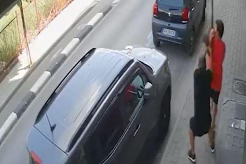 CLIP: Giật túi xách của người phụ nữ U70, tên cướp nhận ngay cái kết ê chề