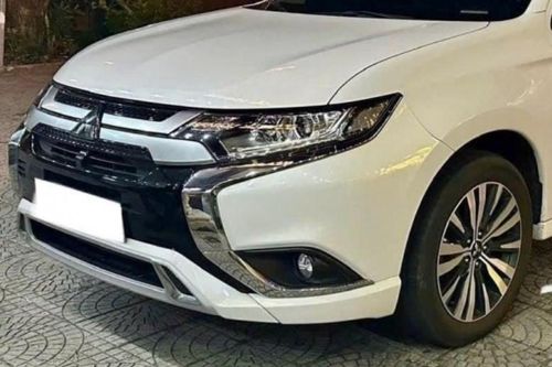 Lăn bánh 2 năm, Mitsubishi Outlander 'lướt' bán lại với giá khó tin