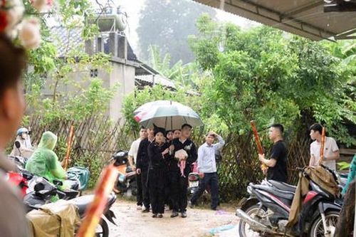 Chú rể Lạng Sơn rước dâu gặp sạt lở đất, cả đoàn không thể về nhà trai kịp giờ