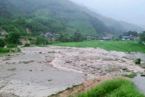 Sản phụ đi bộ 40km, băng rừng đến bệnh viện sinh con giữa bão lũ: Cái kết khiến triệu người nghẹn ngào