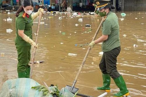 Công an Tuyên Quang khẩn trương giúp người dân trở lại nhịp sống ngày thường sau mưa lũ