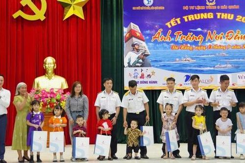 Trao tặng 2.000 phần quà Trung thu cho con cán bộ, chiến sĩ Vùng 3 Hải quân