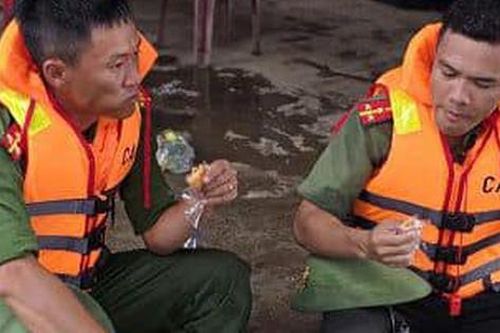 Những bữa ăn vội của cán bộ, chiến sĩ Công an Hải Dương trong mùa bão lũ