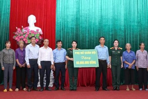 Phụ nữ Quân đội thăm hỏi, hỗ trợ nhân dân bị thiệt hại do cơn bão số 3