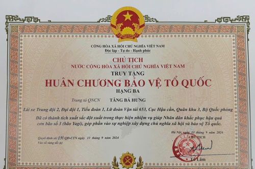 Truy tặng Huân chương cho Trung tá giúp dân khắc phục bão