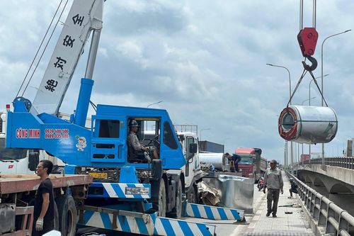 Xe đầu kéo làm rơi tôn cuộn khiến người đi đường khiếp vía